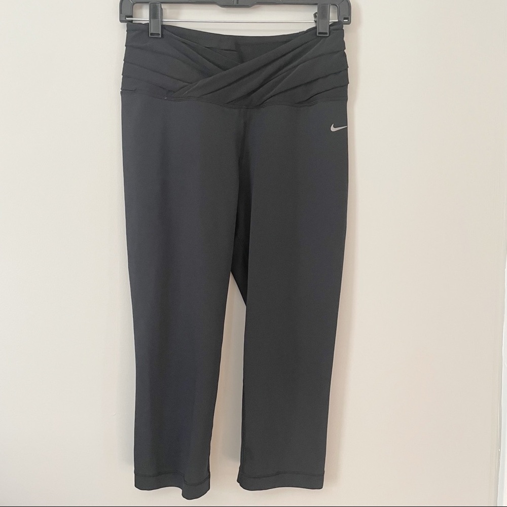 Nike Dry fit  Black cropped leggings with ruched v waist line size small